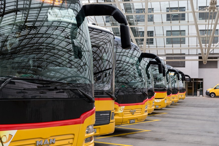 ARCHIV - ZUR MK POST ZUR POSTAUTO-AFFAERE, AM MONTAG, 11. JUNI 2018, STELLEN WIR IHNEN FOLGENDE ARCHIVBILDER ZUR VERFUEGUNG ---- Postautos auf dem Postautodeck im Bahnhof in Chur, am Freitag, 24. Janu ...