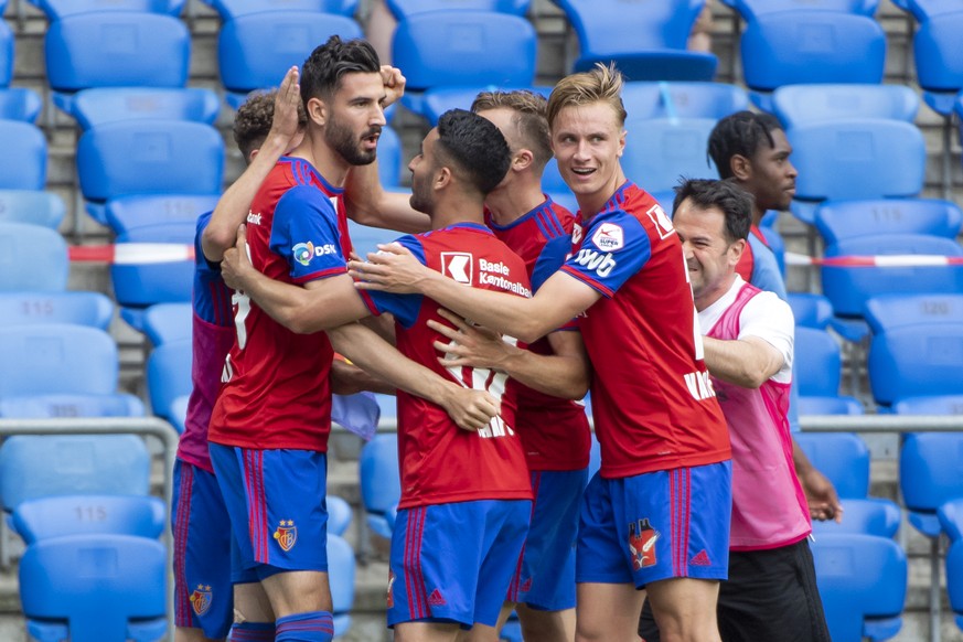 Die Spieler des FCB jubeln nach dem 1:0 im Fussball Meisterschaftsspiel der Super League zwischen dem FC Basel 1893 und dem FC Sion im Stadion St. Jakob-Park in Basel, am Sonntag, 28. Juni 2020. (KEYS ...