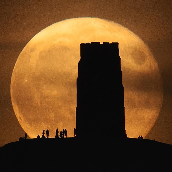 Nominierte für den Astronomy Photographer of the Year 2022. Equinox Moon and Glastonbury Tor by Hannah Rochford – Astronomy Photographer of the Year 2022 – People &amp; Space.