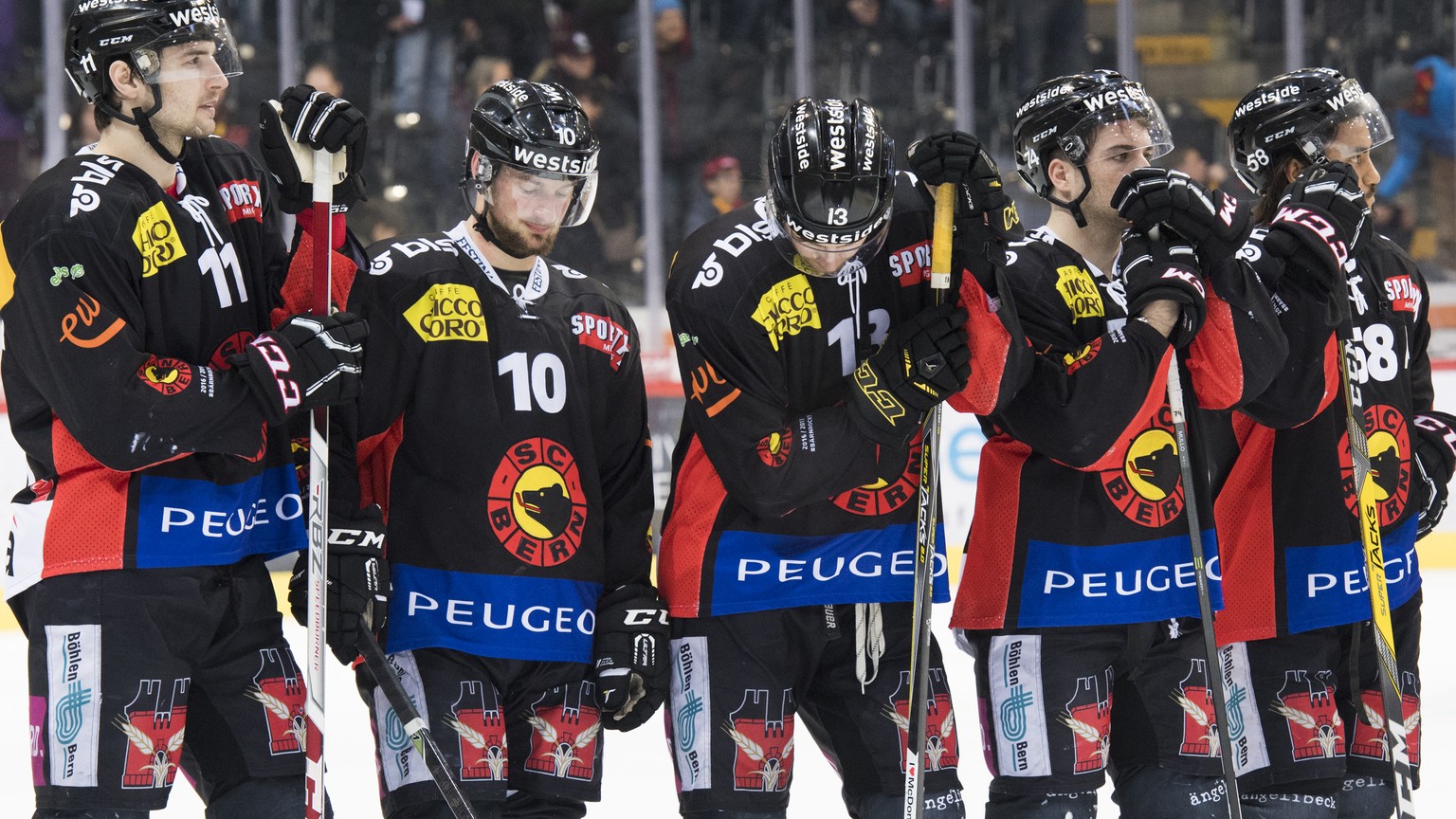 SC Bern Spieler Alain Berger, SC Bern Spieler Tristan Scherwey, SC Bern Spieler Luca Hischier, SC Bern Spieler Marco Mueller, SC Bern Spieler Eric Blum, und SC Bern Spieler Mark Arcobello, von links,  ...