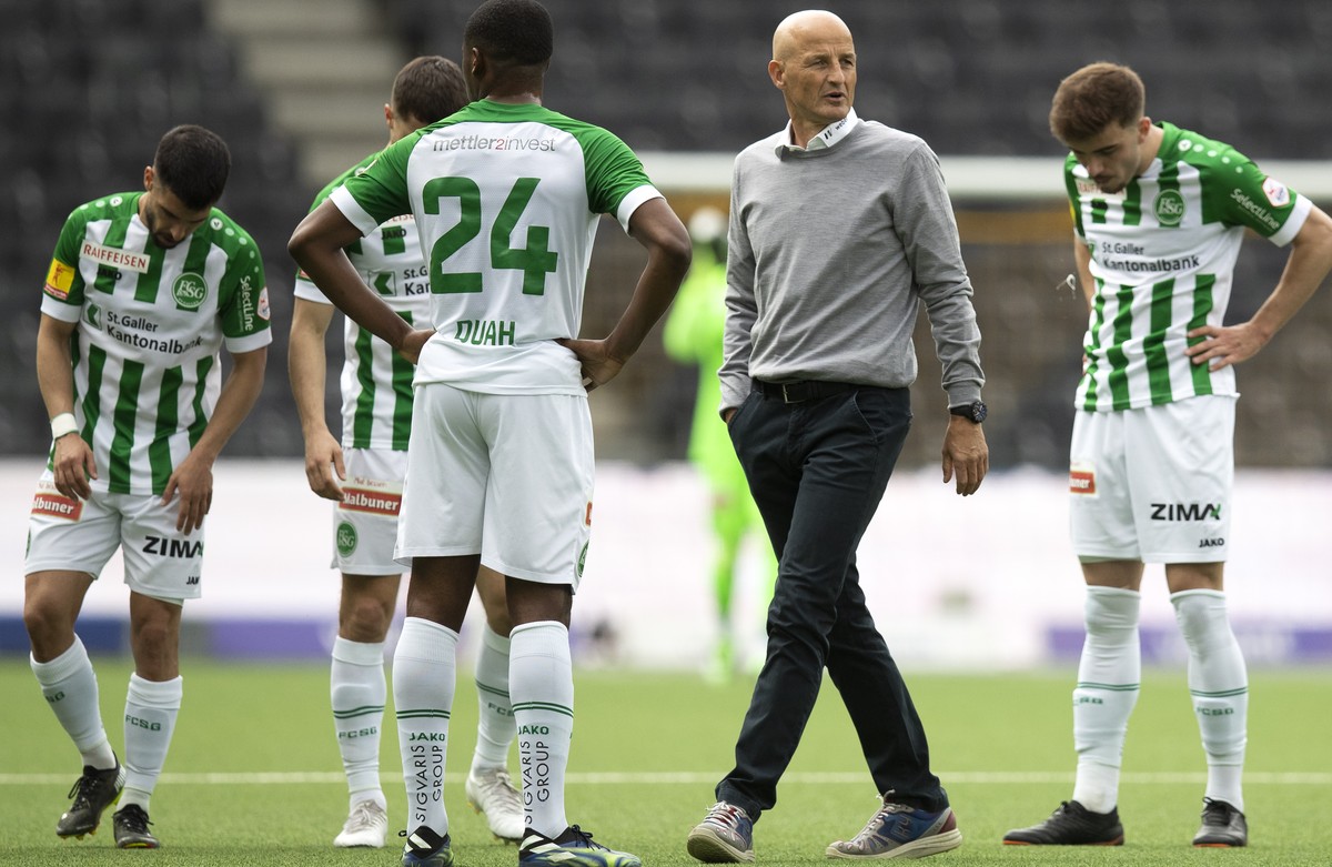 St. Gallens head coach Peter Zeidler spricht waehrend der Halbzeitpause mit seinen Spielern, im Super League Spiel zwischen dem BSC Young Boys Bern und dem FC St. Gallen, am Sonntag 11. April 2021 im  ...