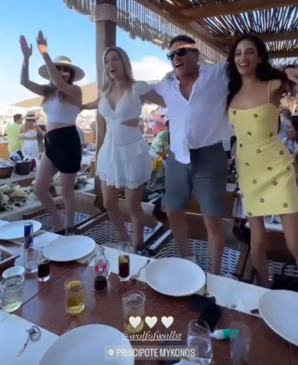 Jordan Belfort, der Wolf of Wallstreet, lässt es sich auf Mykonos gut gehen.