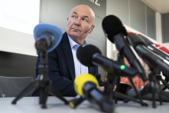 Denis Vaucher, Director National und Swiss League, spricht waehrend der Medienkonferenz nach einer ausserordentlichen Ligaversammlung ueber das weitere Vorgehen hinsichtlich der bevorstehenden Playoff ...