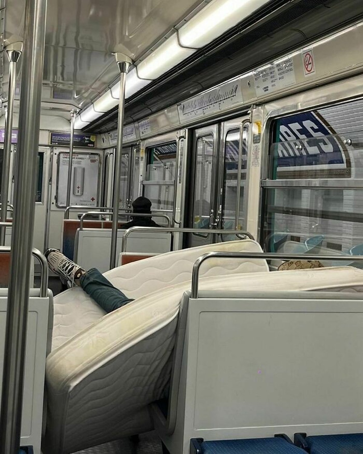 Gens dans le metro: Lustige und absurde Bilder aus dem Strassenbahn-Leben in Paris