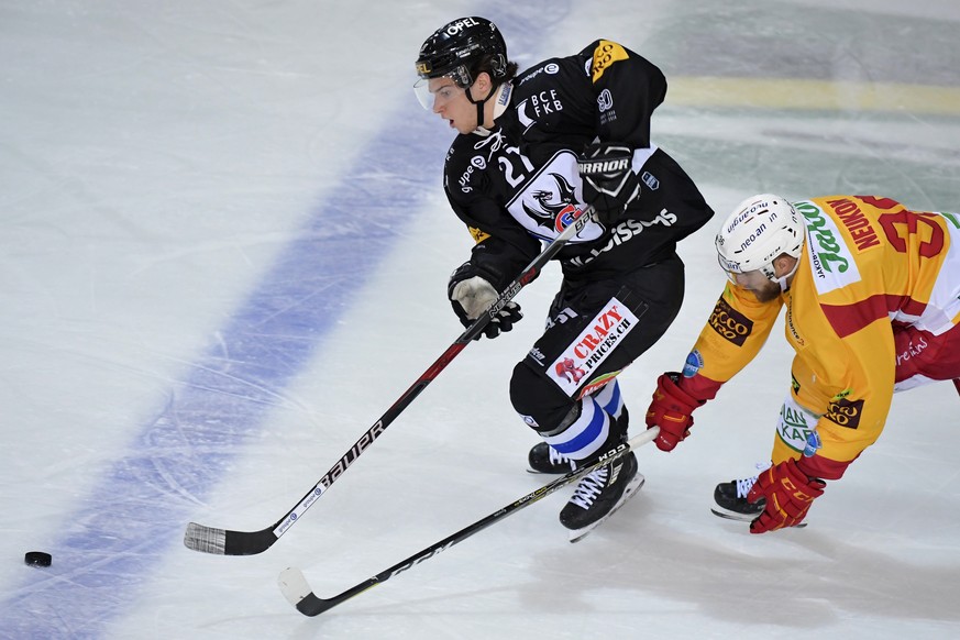 Der Langnauer Benjamin Neukom, rechts, und der Fribourger Yannick Rathgeb, links, kaempfen um den Puck im Meisterschaftsspiel der National League A zwischen dem HC Fribourg-Gotteron und den SCL Tigers ...