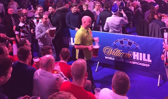 Van Gerwen stillt seinen Durst.