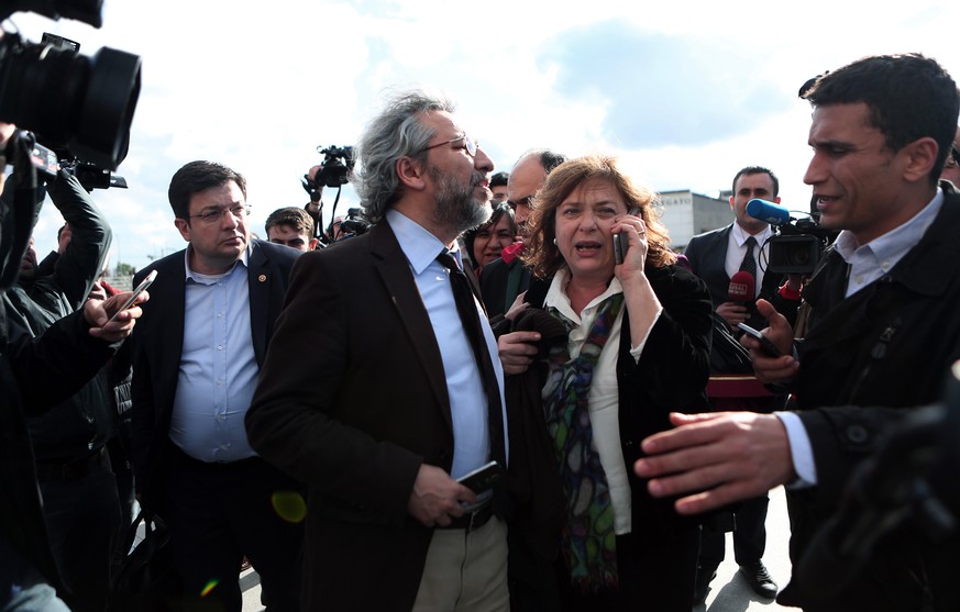 Geheimnisverrat: Fast sechs Jahre Haft für den türkischen Journalisten Dündar 