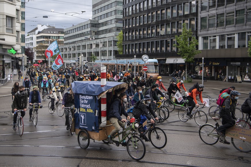 Menschen demonstrieren auf ihren Fahrraedern in der Innenstadt von Zuerich am Strike for Future Tag, aufgenommen am Freitag, 21. Mai 2021. (KEYSTONE/Ennio Leanza)