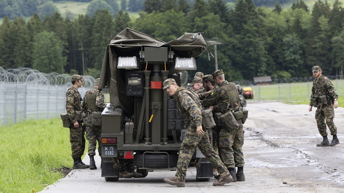 Soldaten der Schweizer Armee beim Aufbau der Helikopter Basis in Obbuergen, anlaesslich einer Medienfuehrung durch die Sicherheitsvorkehrungen der Nidwaldener Kantonspolizei und der Schweizer Armee im ...