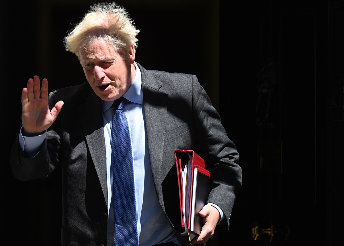 epa10027362 Britain's Prime Minister Boris Johnson departs his official residence at 10 Downing Street ahead of Prime Ministers Questions at Parliament in London, Britain, 22 June 2022. EPA/NEIL  ...