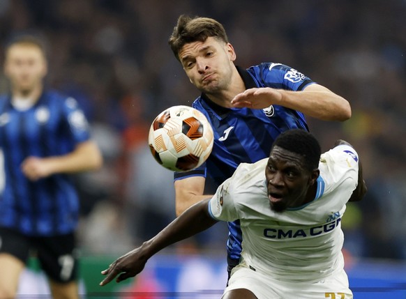 epa11315224 Ismaila Sarr (R) of Marseille in action during the UEFA Europa League semi final, 1st leg match between Olympique Marseille and BC Atalanta in Marseille, France, 02 May 2024. EPA/GUILLAUME ...