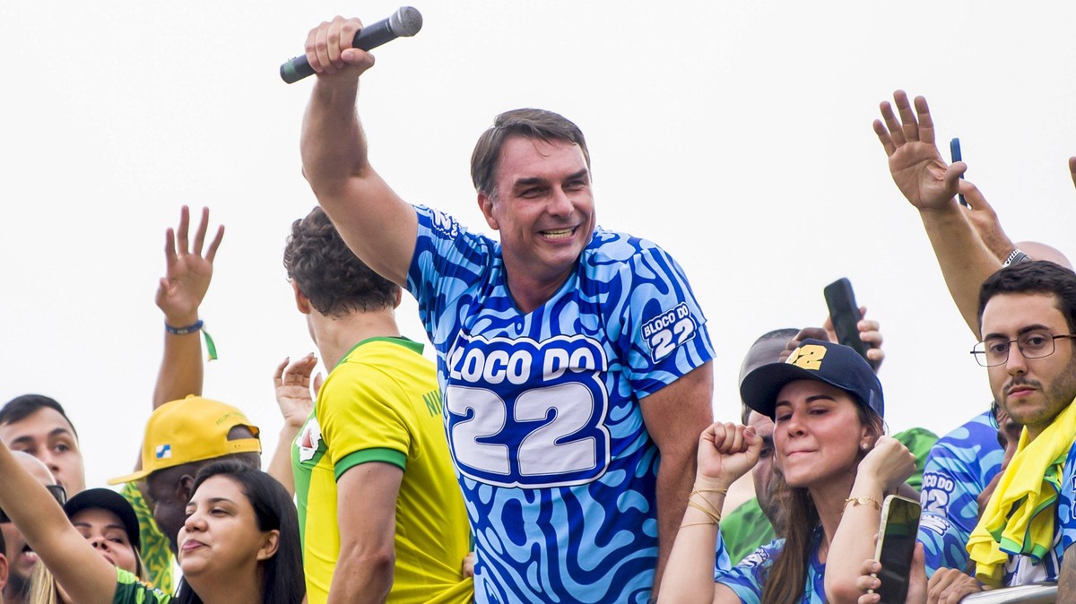 261025 -- RIO DE JANEIRO, Oct. 25, 2026 -- Brazilian Senator Flavio Bolsonaro C, presidential candidate of Brazil s Liberal Party, attends a presidential campaign rally in Rio de Janeiro, Brazil, Oct. ...