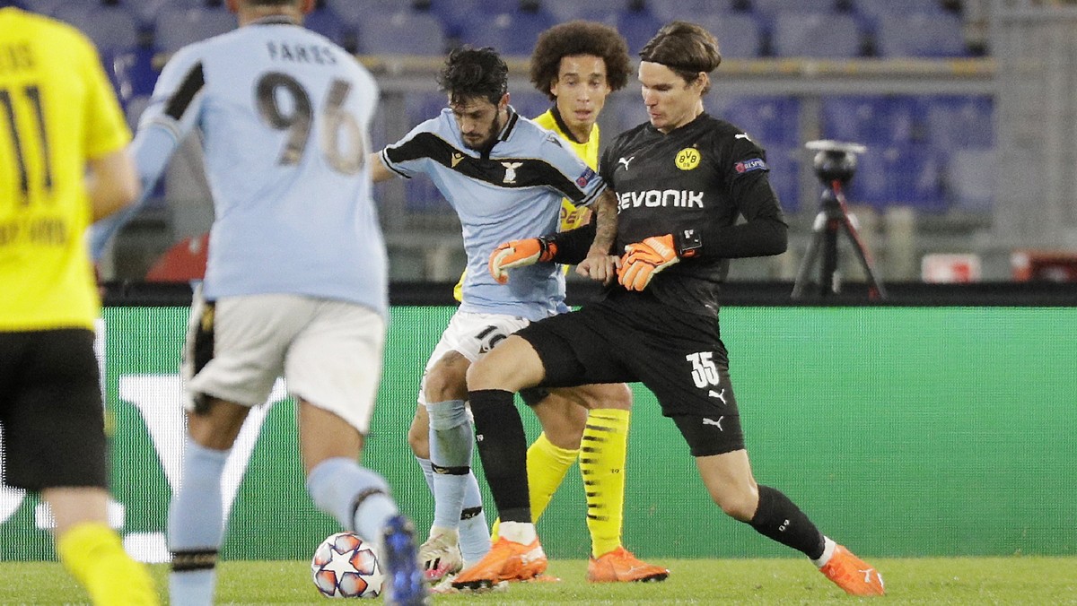 Dortmund's goalkeeper Marwin Hitz, right, challenges for the ball with Lazio's Luis Alberto during the Champions League group F soccer match between Lazio and Borussia Dortmund at the Olympi ...