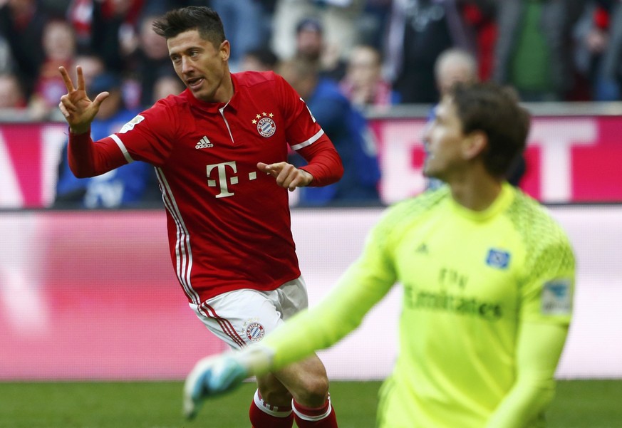 Football Soccer - Bayern Munich v Hamburg SV - German Bundesliga - Allianz Arena, Munich, Germany - 25/02/17 - Bayern Munich&#039;s Robert Lewandowski scores goal v Hamburg SV. REUTERS/Michaela Rehle  ...