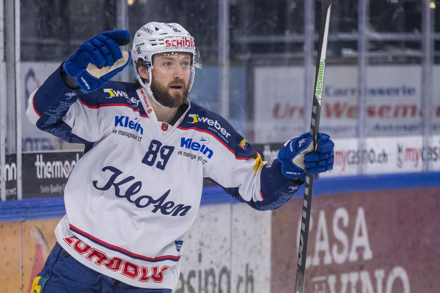 Alexei Dostoinov von Kloten feiert das Tor zum 3:0 beim Eishockey Qualifikationsspiel der Swiss League zwischen dem EVZ Academy und dem EHC Kloten am Montag, 7. Februar 2022 in Zug. (KEYSTONE/Urs Flue ...