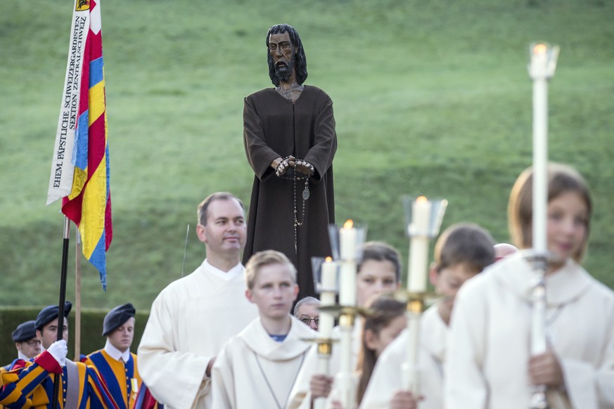 Einzug zum Festgottesdienst mit der lebensgrossen Figur von Niklaus von Fluee, Bruder Klaus, in die Pfarr- und Wallfahrtskirche von Sachseln am Montag, 25. September 2017, anlaesslich der offiziellen  ...