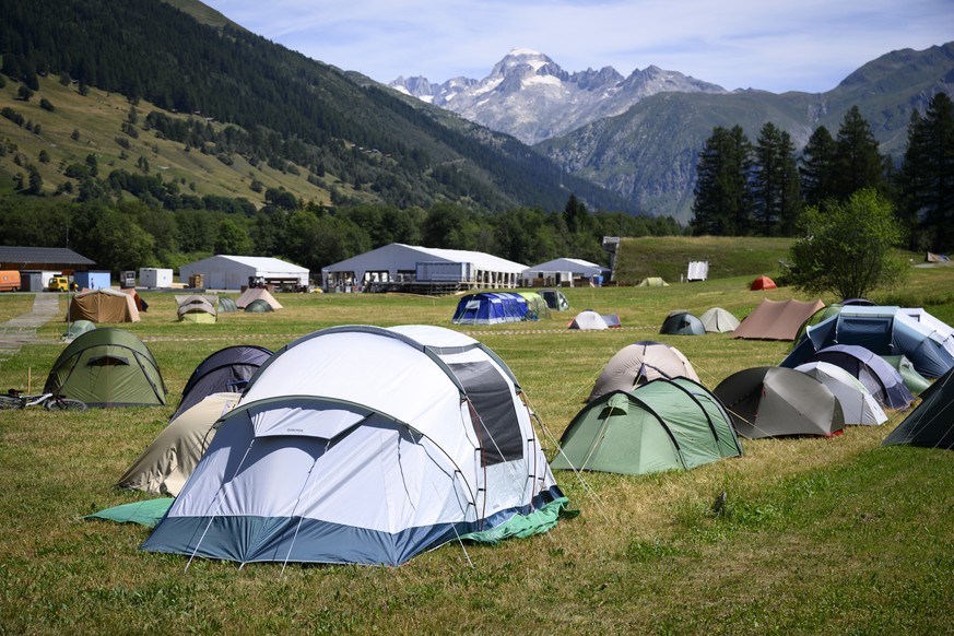 Des tentes des benevoles photographiees dans le camping lors de la construction des infrastructures du Camp federal Scouts, mova, ce jeudi 14 juillet 2022 a la Vallee de Conches a Ulrichen sur la comm ...