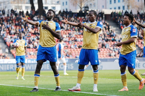 Kevin Mouanga (links), Seydou Traore (mitte) und Morgan Poaty (rechts) (LS) jubeln nach dem Treffer zum 1:1 im Spiel der Fussball Super League zwischen dem Grasshopper Club Zuerich und dem FC Lausanne ...