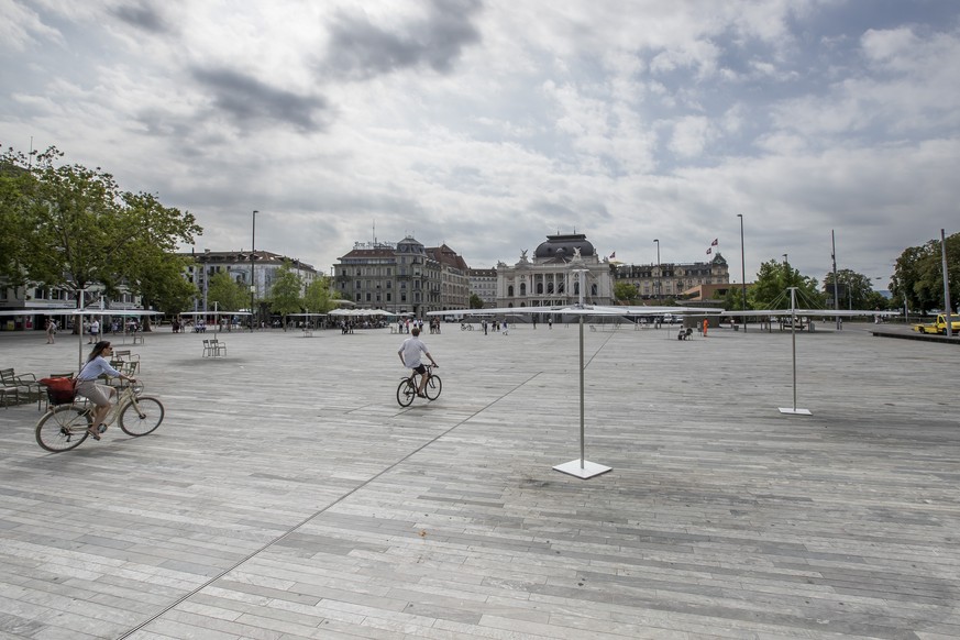 Die Stadt Zuerich testet fuer zwei Monate den Einsatz von Sonnenschirmen auf dem Sechselaeutenplatz am Freitag 4. August 2017 in Zuerich. (KEYSTONE/Christian Merz)