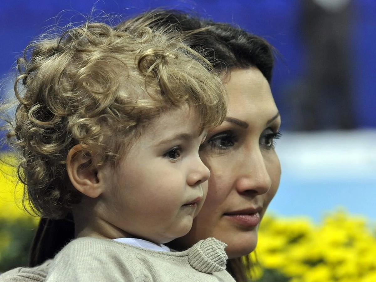 Alexia, née en 2010, aime regarder les matchs de son papa depuis la loge.