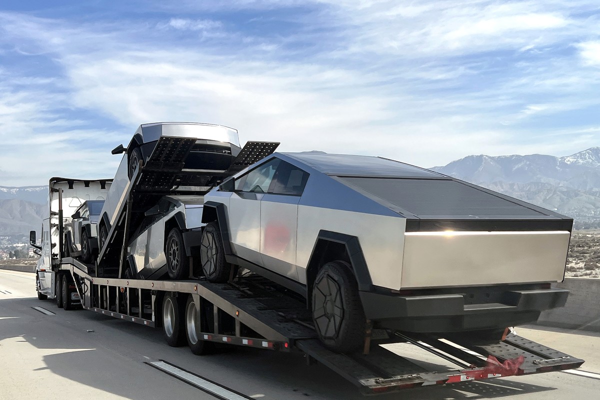 epa11970802 A vehicle carrier hauls four new Tesla Cybertrucks on the highway in Highland, California, USA, 17 March 2025. Tesla CEO Elon Musk reportedly halted Cybertruck deliveries after owners' ...