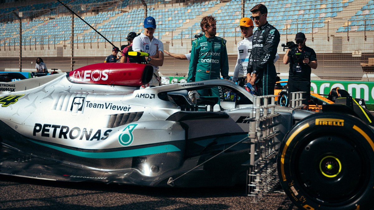 Aston-Martin-Pilot Sebastian Vettel schaut sich den neuen Mercedes W13 ganz genau an.