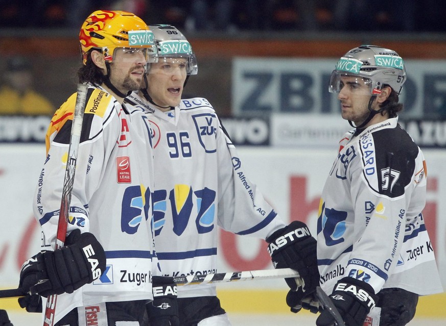 Der Zuger Josh Holden, links, diskutiert mit den Teamkollegen Damien Brunner, Mitte, und Fabian Schnyder, rechts, beim Eishockey Meisterschaftsspiel der National League A zwischen dem HC Fribourg-Gott ...