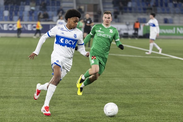 Alvyn Sanches (LS), gauche, lutte pour le ballon avec Mateusz Legowski (YS), droite, lors de la rencontre de football de Swiss Super League entre le FC Lausanne-Sport, LS, et le Yverdon Sport FC, YS,  ...