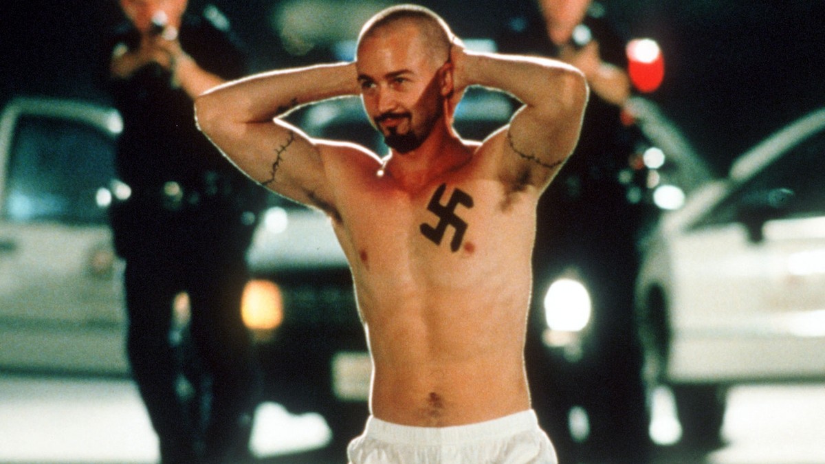 Szene aus dem Film 'American History X' von 1998: Edward Norton, der einen Neonazi spielt, wird von zwei Polizisten festgenommen. Das Kinodebuet des renommierten britischen Werbefilmers Tony ...