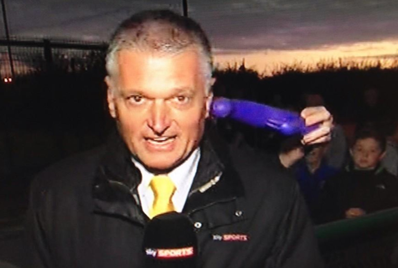 Sky-Reporter Alan Irwin mit Dildo im Ohr.&nbsp;