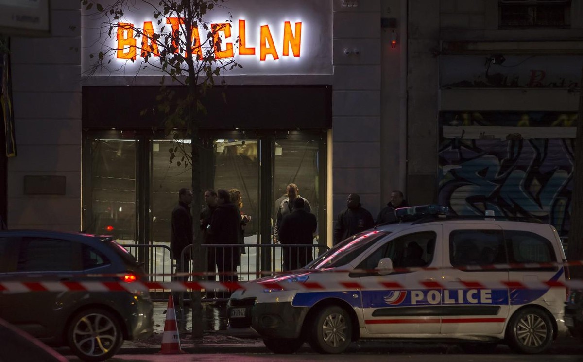 epa05628835 A heavy police cordon is set up around the Bataclan concert venue in Paris, France, 12 November 2016. The venue is reopening one year after the deadly attacks of 13 November 2015, with a c ...