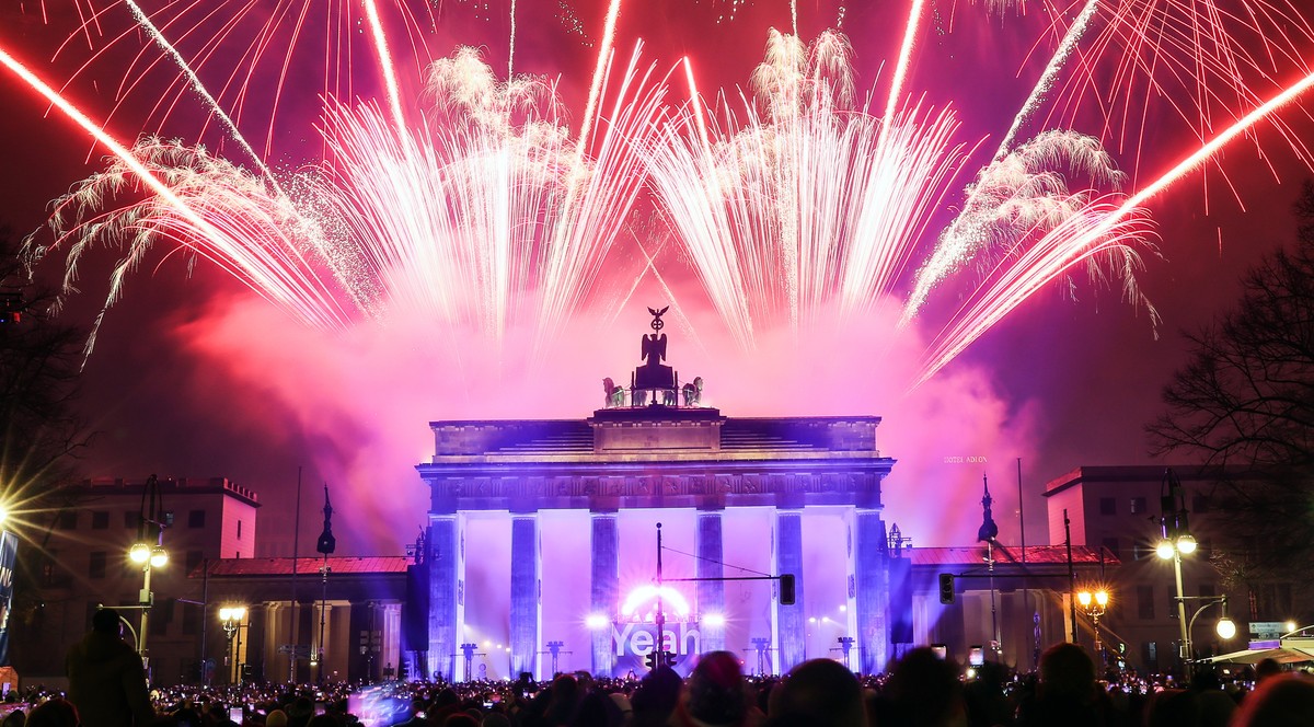 epaselect epa12619973 Fireworks illuminate the sky over the Quadriga statue of the Brandenburg Gate during New Year's Eve celebrations in Berlin, Germany, 01 January 2026. EPA/HANNIBAL HANSCHKE