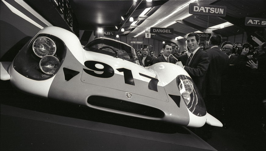 Fotograf:
Gerber, Hans 
Titel:
Genf, Autosalon 
Beschreibung:
Rennwagen, Porsche 917, &quot;Car of the century at Le Mans&quot;, Besucher im Hintergrund 
Datierung:
12.3.1969