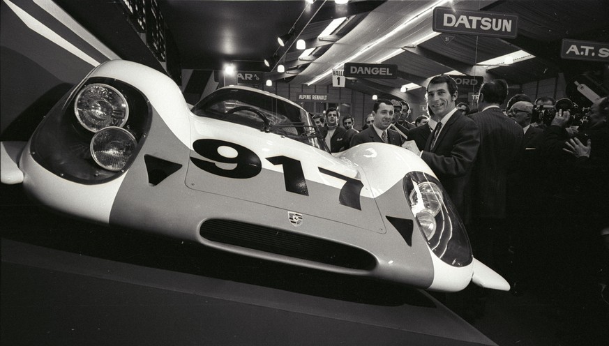 Photographer: Gerber, Hans Title: Geneva, Motor Show Description: Racing car, Porsche 917, "Car of the century at Le Mans"visitor in the background dating: March 12, 1969