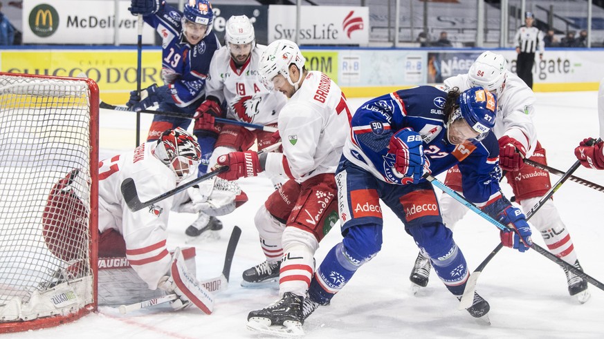 Lausannes Fabian Heldner, links, kaempft um den Puck gegen Zuerichs Roman Wick, rechts, im Eishockeyspiel der National League zwischen den ZSC Lions und dem Lausanne HC am Samstag, 3. April 2021, im Z ...