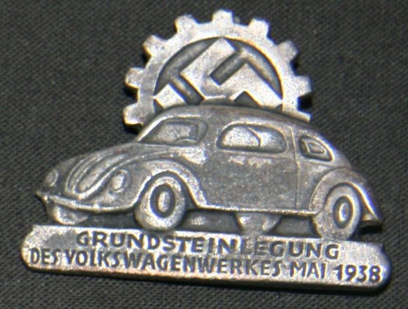 kdf volkswagen wolfsburg hitler nazi auto https://commons.wikimedia.org/wiki/File:Badge,_commemorative_(AM_1996.71.146).jpg