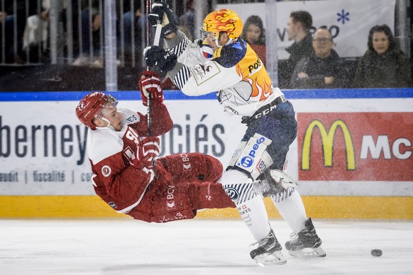 L&#039;attaquant lausannois Joel Vermin, gauche, lutte pour le puck avec le Top Scorer tessinois Matt DÕAgostini, droite, lors de la rencontre du championnat suisse de hockey sur glace de National Lea ...