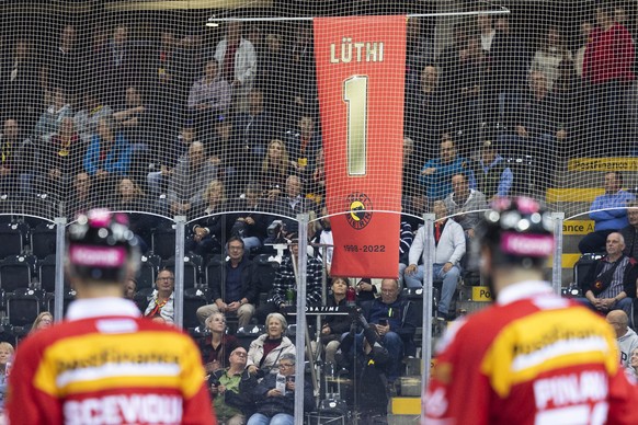 Zu Ehren des abtretenden SCB CEO Marc Luethi wird eine Fahne mit der Nummer 1 unters Hallendach gezogen, vor dem Eishockey Meisterschaftsspiel der National League zwischen dem SC Bern und dem EV Zug,  ...