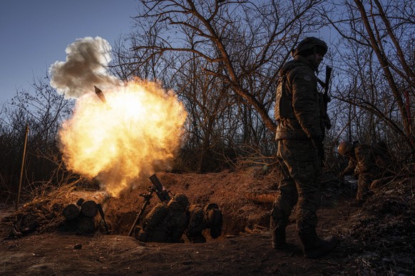 FALTA 13, 28 FILE - Ukrainian servicemen fire a 120mm mortar towards Russian positions at the frontline near Bakhmut, Donetsk region, Ukraine, Wednesday, Jan. 11, 2023. (AP Photo/Evgeniy Maloletka, Fi ...