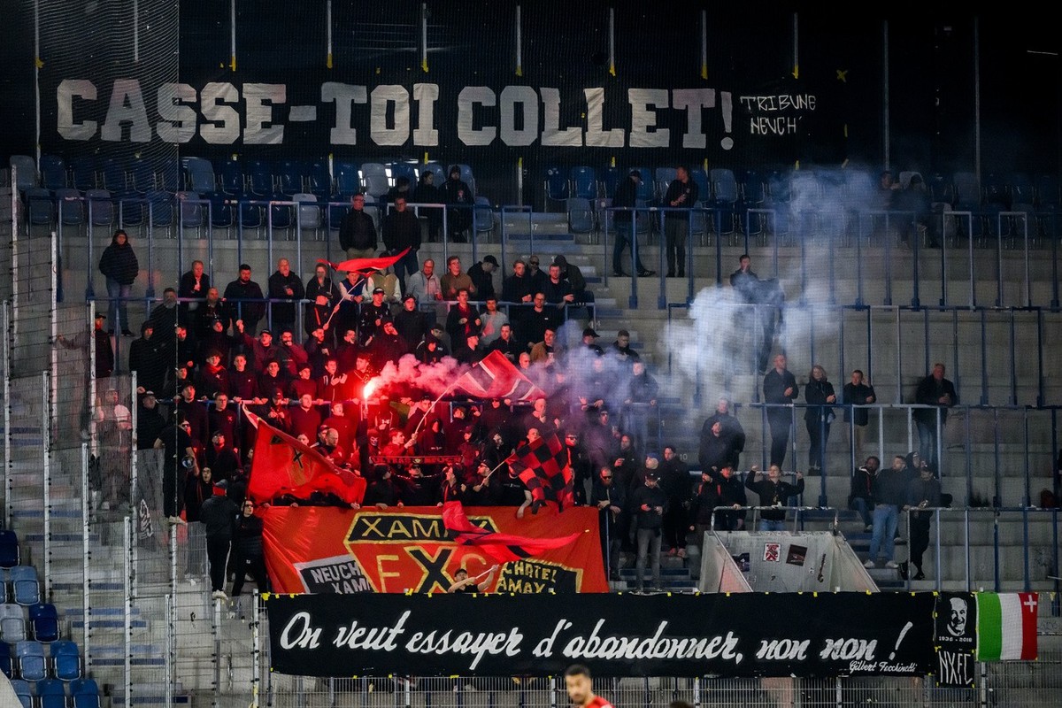 Les supporters de Xamax avec une banderole contre le president du club neuchatelois Jean-Francois Collet lors de la rencontre de football de Challenge League entre FC Lausanne-Sport et Neuchatel Xamax ...