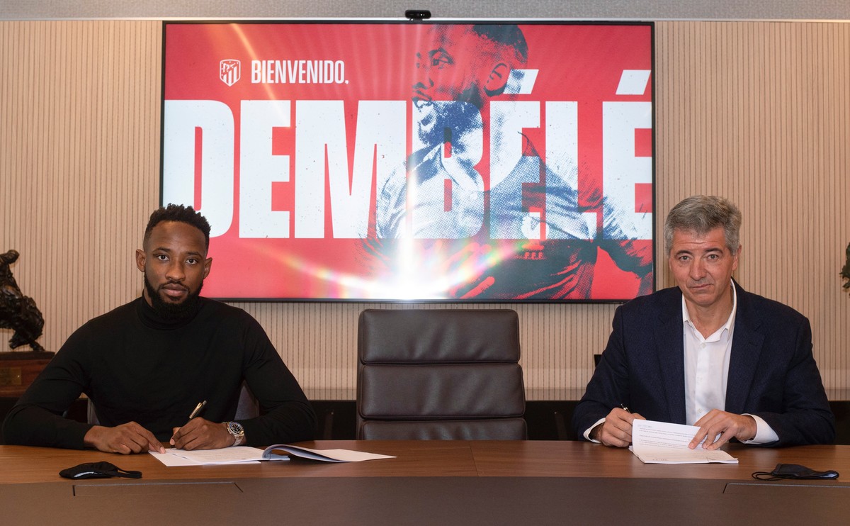 epa08937379 A handout photo made available by Spanish LaLiga club Atletico Madrid shows Atletico's new player French striker Moussa Dembele (L) and the club's CEO Miguel Angel Gil (R) posing ...