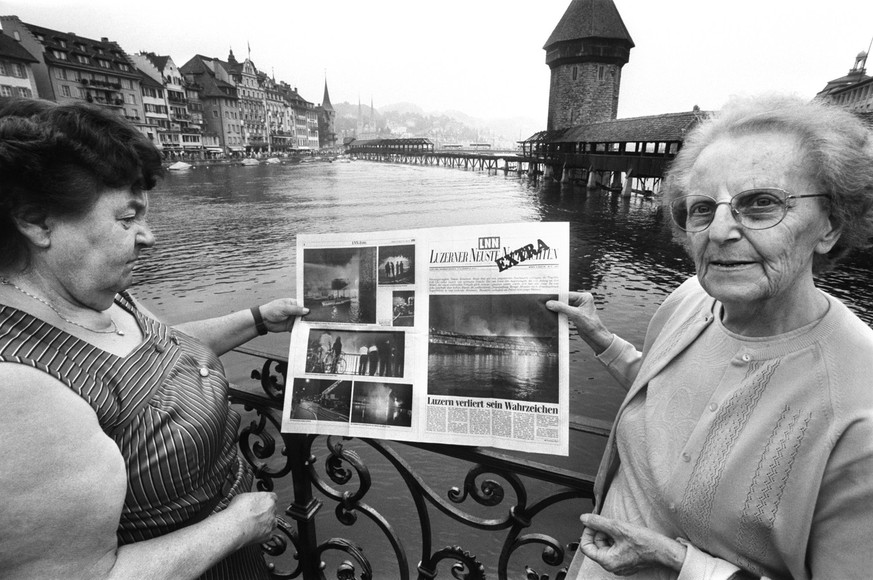 In der Nacht vom 18. August 1993 brannte die Kapellbrücke. Zwei Frauen besichtigen mit einer Sonderbeilage der «Luzerner Neuste Nachrichten» (LNN) in den Händen die Schäden, die der Brand am 650 Jahre ...