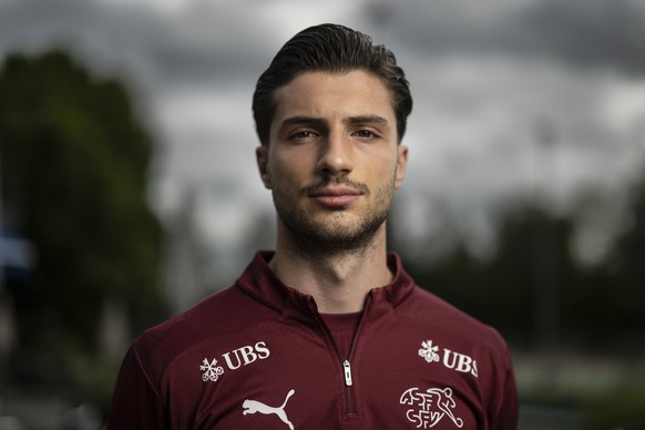 Leonidas Stergiou posiert bei einer Pressekonferenz der Schweizer Fussball Nationalmannschaft im Vorbereitungscamp zur Europameisterschaft, am Donnerstag, 30. Mai 2024, in St. Gallen. (KEYSTONE/Gian E ...