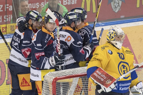 Die Zuger mit Carl Klingberg, Mitte, feiern das 1:0, beim Eishockey Meisterschaftsspiel zwischen dem EV Zug und dem HC Davos, am Samstag, 17. September 2016, in Zug. (KEYSTONE/Urs Flueeler)