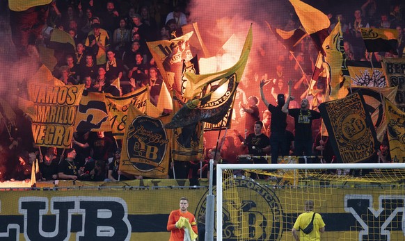 Fans feiern hinter YB&#039;s Torhueter David von Ballmoos im Fussball Meisterschaftsspiel der Super League zwischen den Berner Young Boys und dem FC St. Gallen, am Samstag, 25. September 2021, im Wank ...