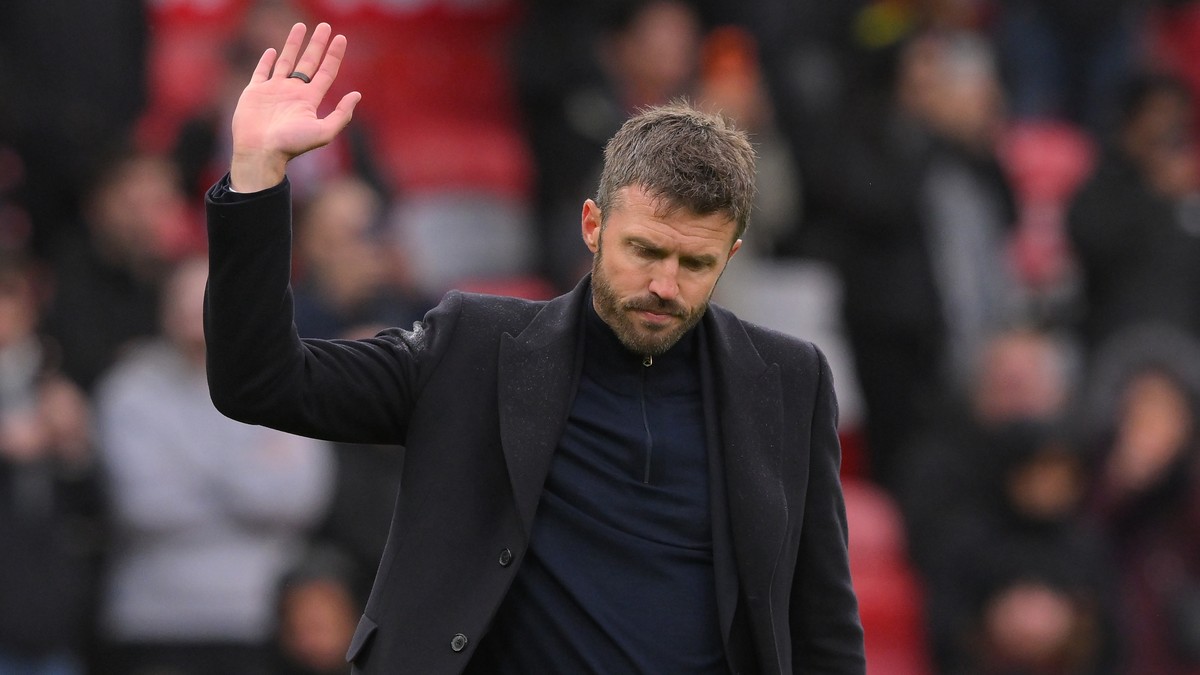 epaselect epa13331003 Manchester United manager Michael Carrick waves at full time after losing the English Premier League match Manchester United FC against AFC Bournemouth, in Manchester, Britain, 2 ...