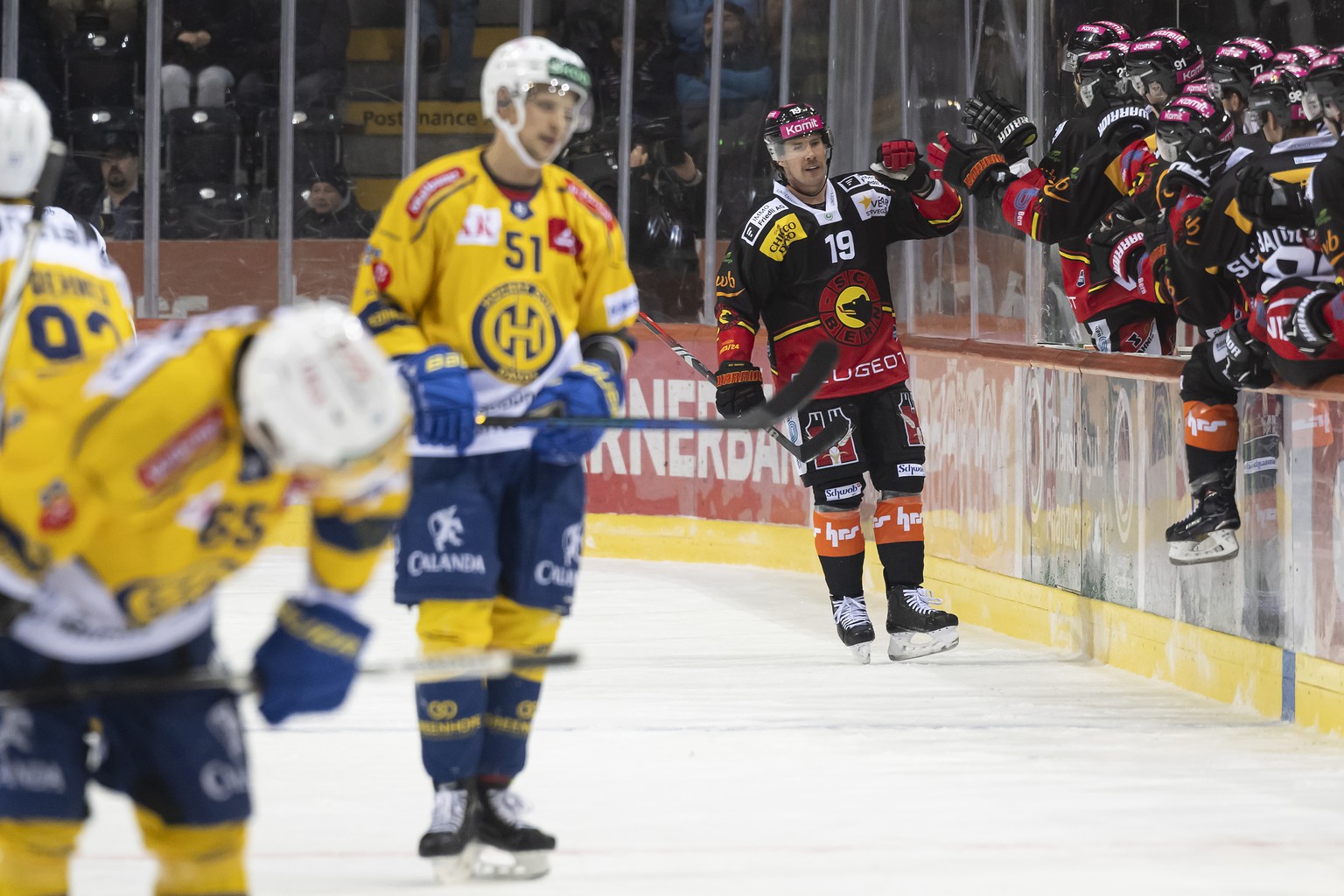 der Berner Spieler Corban Knight jubelt nach seinem Tor zum 3-1 mit seinem Teamkollegen, beim Eishockey Meisterschaftsspiel der National League zwischen dem SC Bern und HC Davos, am Mittwoch, 29. Nove ...