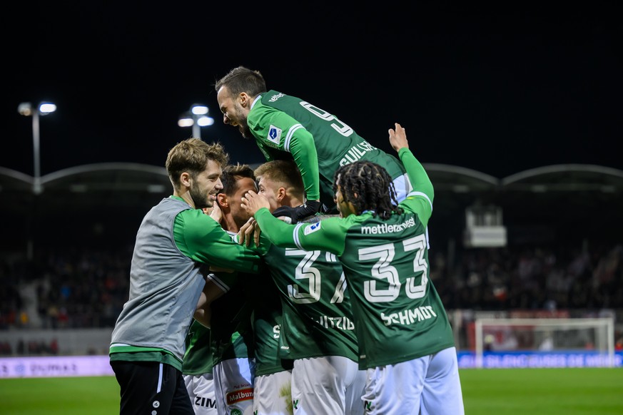 Les joueurs st-gallois fetent le deuxieme but marque par le milieu st-gallois Basil Stillhart lors de la rencontre de football de Super League entre FC Sion et FC St. Gallen 1879 ce samedi 25 fevrier  ...