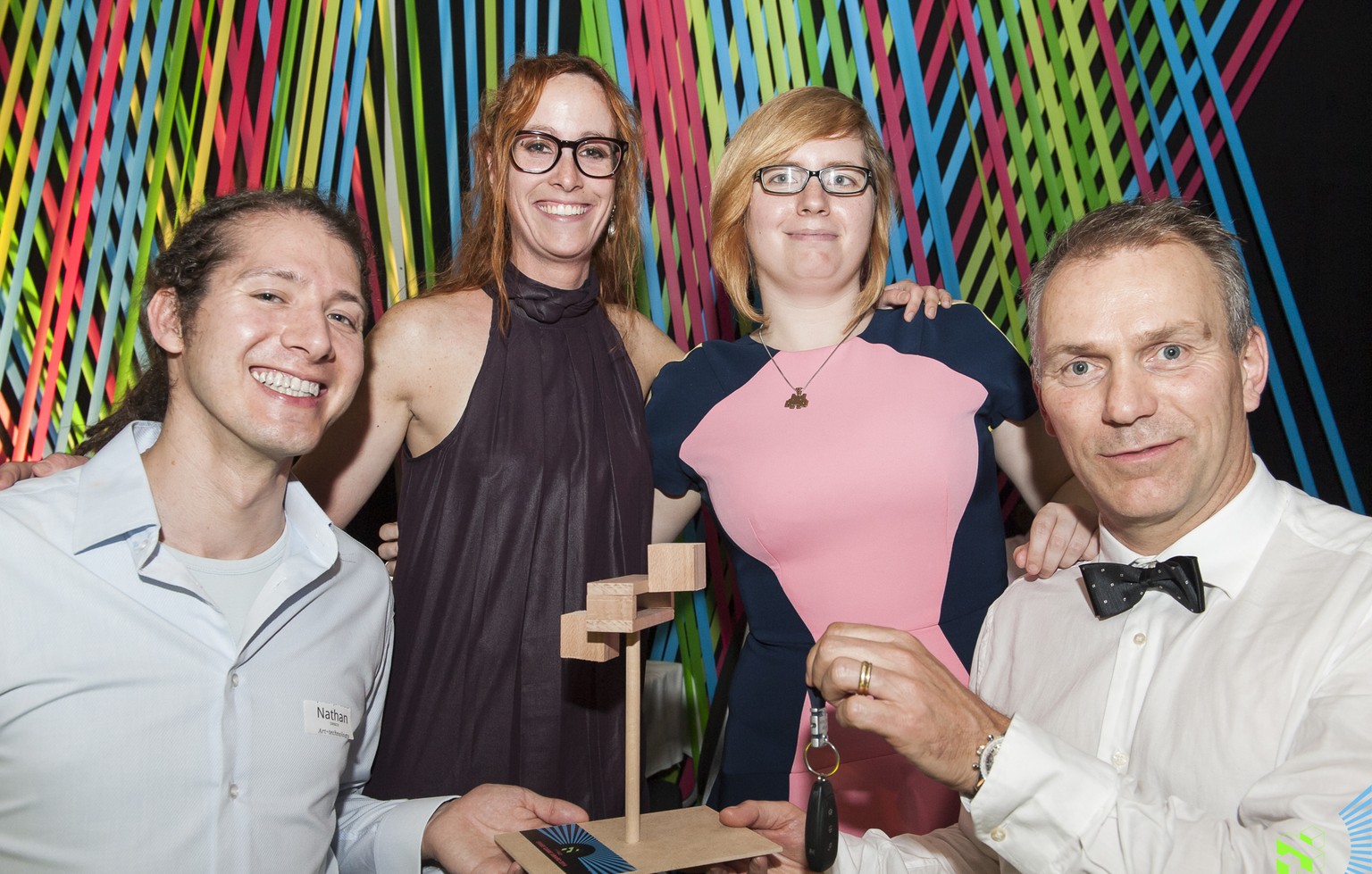 Mike und Philipp konnten den Award nicht persönlich entgegennehmen. Dafür waren Nathan Ornick (l.) von ifGames, Chantal Gugger (2. v. l.) von Boutiq, Janina Woods (2. v. r.) von Ateo und Michael Schei ...