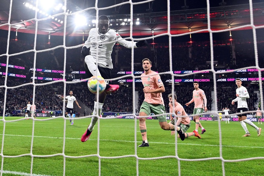 18.02.2023, xjhx, Fussball 1.Bundesliga, Eintracht Frankfurt - SV Werder Bremen emspor, v.l. Randal Kolo Muani of Eintracht Frankfurt erzielt das Tor zum scores the goal 2:0 DFL/DFB REGULATIONS PROHIB ...